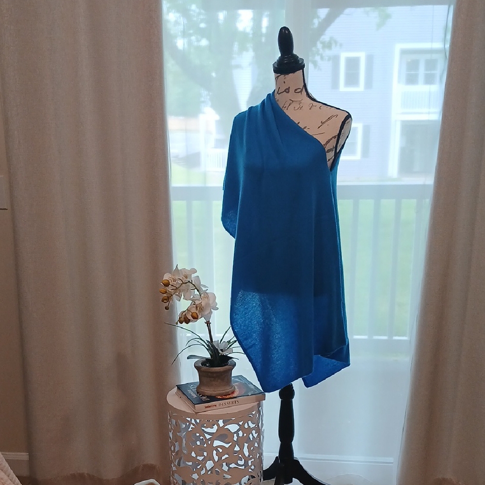 Elegant Blue One-Shoulder Wrap
